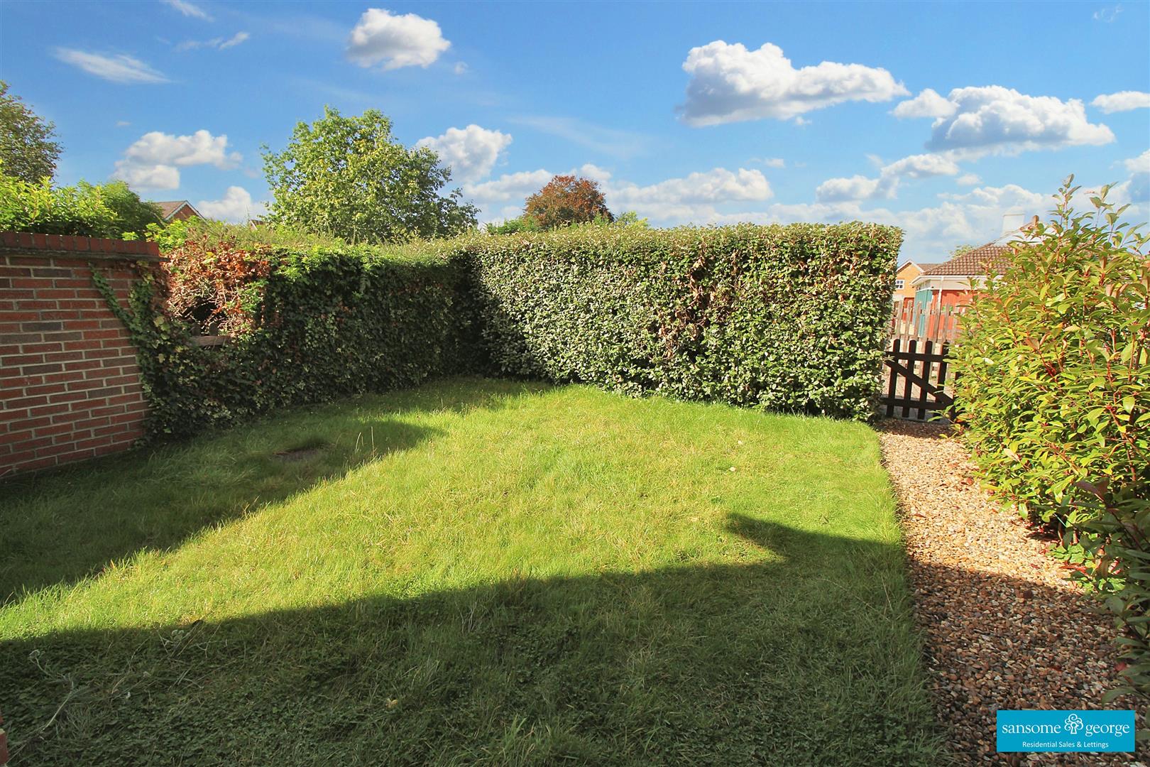 2 bed property in Bowling Green Lane, Purley On Thames